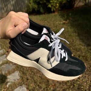 New Balance 327, Black white and gum